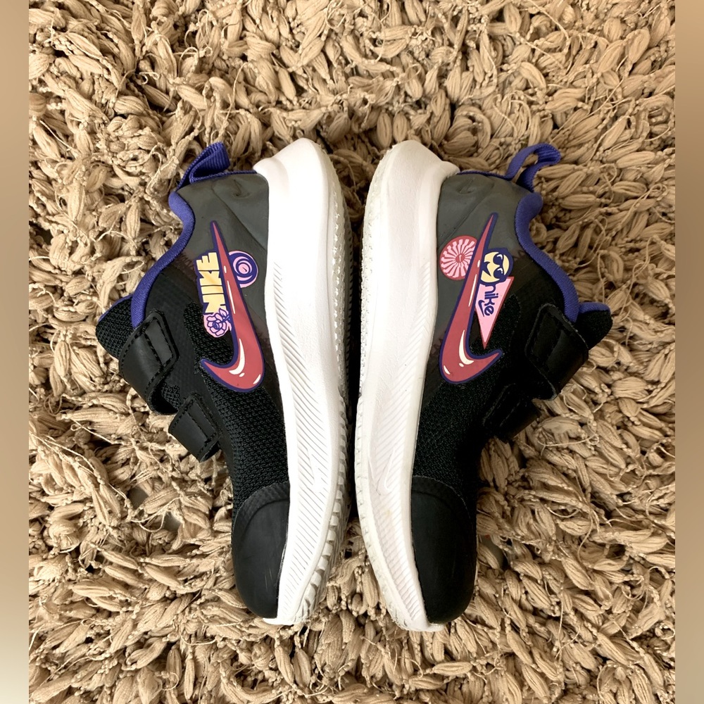 NIKE girls/toddler size 8 sneaker